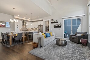 Casa de ciudad, varias camas, patio, vista al jardín (1505 Stoneseed Street) | Área de sala de estar | Televisión de pantalla plana de 85 pulgadas con canales digitales 