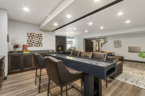 Casa adosada, varias camas, patio, vistas al jardín (1505 Stoneseed Street) | Interior