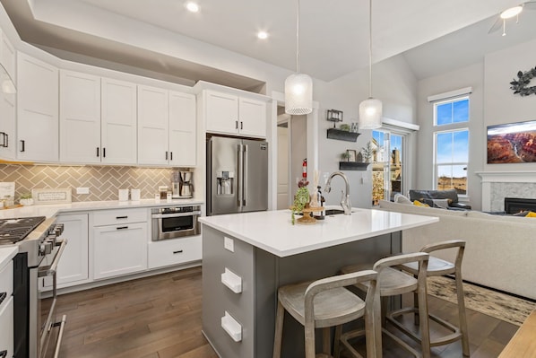 Nhà liên kế, nhiều giường, sân hiên, quang cảnh vườn (1505 Stoneseed Street) | Bếp riêng | Tủ lạnh, lò vi sóng, lò nướng, bếp nấu