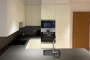 Geladeira, micro-ondas, fogão, cooktop