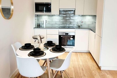 East London 2-bed Apt Sleeps 4, 7 min Walk to Tube