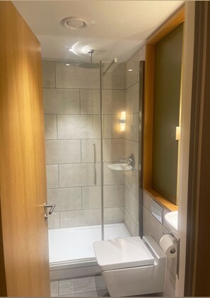 Departamento | Baño | Regadera y toallas