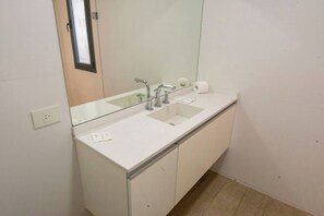 Dusj, hårføner, bidé og håndklær