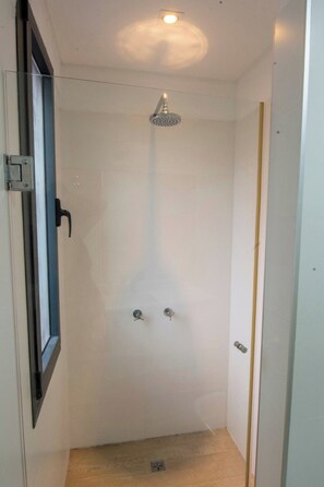 Regadera, secadora de cabello, bidet, toallas