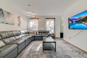 Smart TV, lareira, pebolim, mesa de pingue-pongue