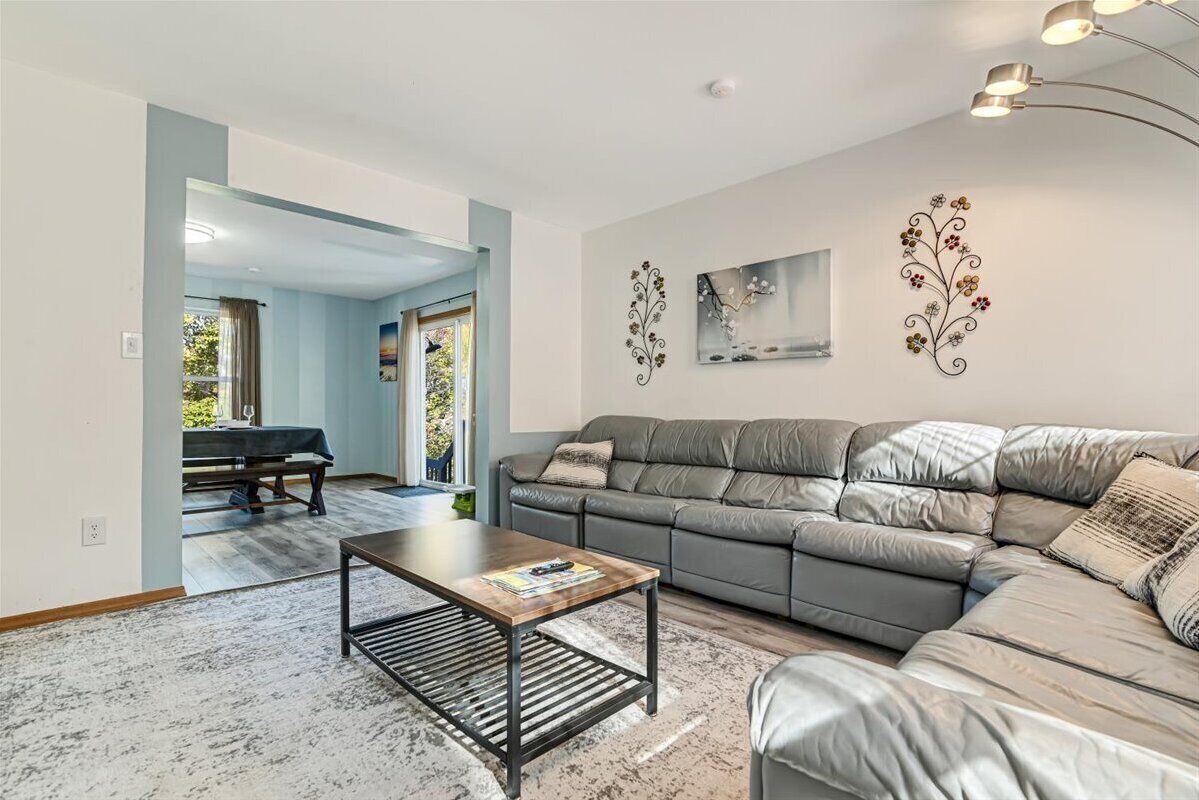 Smart-tv, eldstad, bordsfotboll och ett bordtennisbord