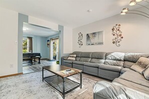 Smart-TV, Kamin, Tischfußball, Tischtennisplatte