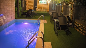 Swim-up bar