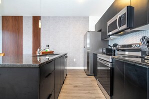 Réfrigérateur, four à micro-ondes, un four, surface de cuisson