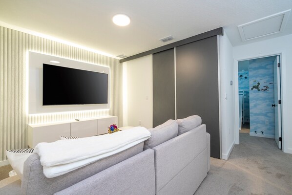 Téléviseur, sélection de films, chaîne audio