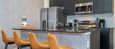 Réfrigérateur, micro-ondes, four, plaque de cuisson