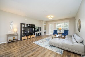 TV, video games, foosball - Epic Universe Vacation Condo, Vista Cay - 2017 (Orlando)