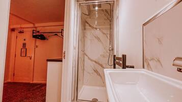 Habitación doble Confort | Baño | Tina con regadera, secadora de cabello, toallas