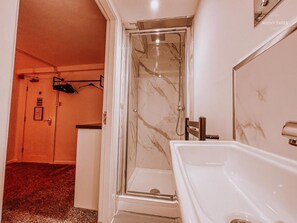 Comfort Double Room | Bathroom | Combined shower/tub, hair dryer, towels