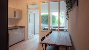 Une cuisine moderne avec une table et des chaises en bois, un évier et des placards.
