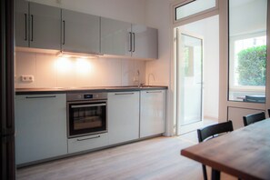 Frigorífico, horno, placa de cocina y lavavajillas