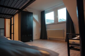 4 bedrooms, free WiFi, bed sheets