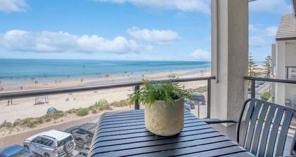 Luna's Lookout: Esplanade, Henley Beach