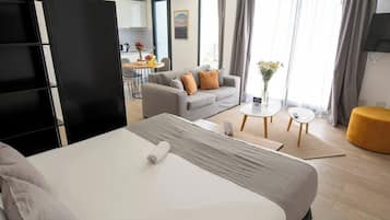 1 habitación, caja de seguridad en la habitación y escritorio