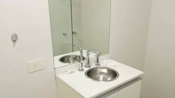 Ducha, secador de pelo, bidet, toallas