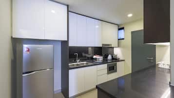 Deluxe Apartment, Balcony, Mountain View | Private kitchen