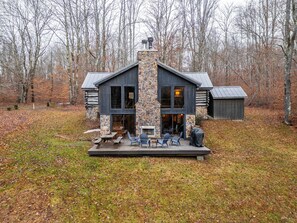 Outdoor dining - Cozy Private Log Home! Pets ok! Access to Dolly Sods! (Old Timberline)