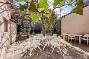 Outdoor dining - Suzanne's Grand House – Comfort & Tranquillity in Albi (Albi)