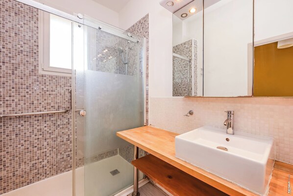 Een douche, een haardroger
