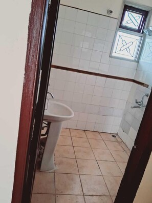 Deluxe Villa, Balcony, Hill View | Bathroom | Slippers, soap, shampoo, toilet paper - Super Luxury Farmhouse (Gurugram)