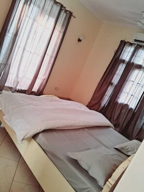 3 habitaciones, internet por cable gratis y ropa de cama