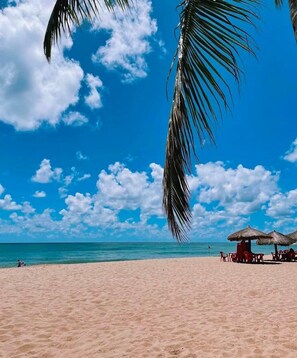 En la playa y playa de arena blanca 