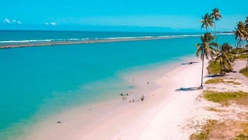 En la playa, arena blanca