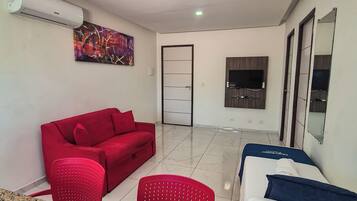 Apartamento (2 Quartos) | Área de estar | TV de tela plana