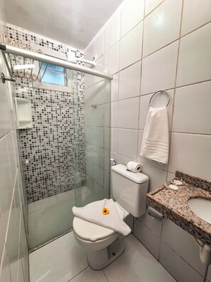 Studio (Triplo) | Bathroom | Shower, hair dryer, towels, soap - Pousada Cheiro do Mar (Ipojuca)