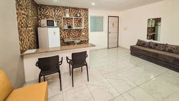 Apartamento (1 Quarto) | Cozinha privada | Geladeira, micro-ondas, mesas de jantar