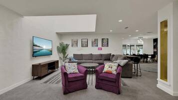 Smart TV, chimenea, videojuegos y oficina