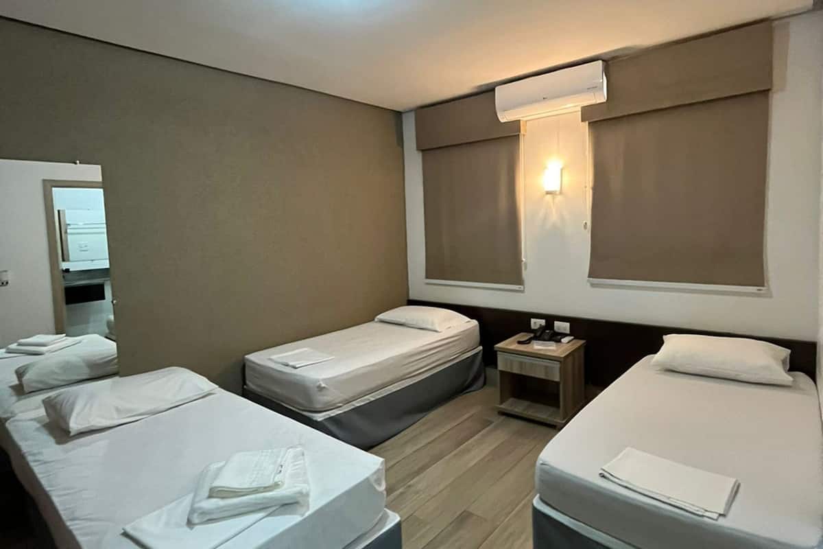 Standard Triplo Solteiro | Desk, laptop workspace, free WiFi, bed sheets