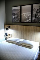 Escritorio, espacio para trabajar con laptop y wifi gratis 