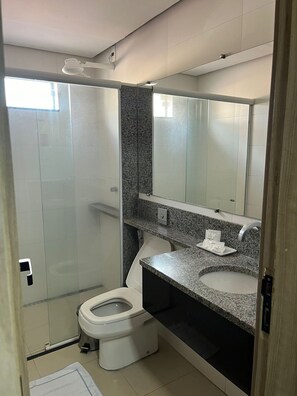 Een douche, gratis toiletartikelen, handdoeken, zeep