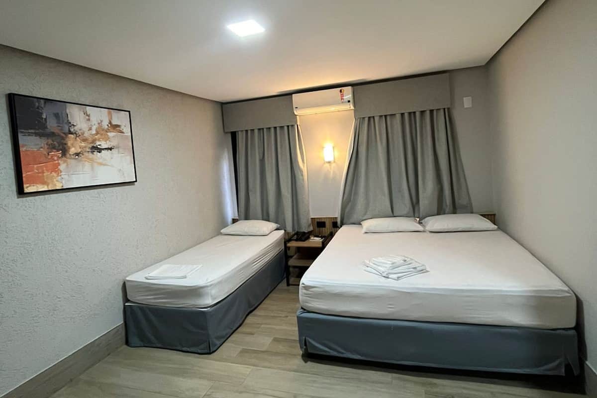 Standard Triplo Casal | Desk, laptop workspace, free WiFi, bed sheets