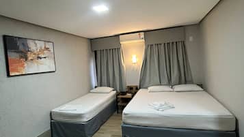 Standard Triplo Casal | 办公桌、笔记本电脑工作区、免费 WiFi、床单