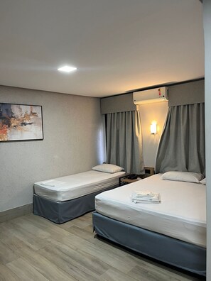 Standaard driepersoonskamer | Een bureau, een laptopwerkplek, gratis wifi, beddengoed