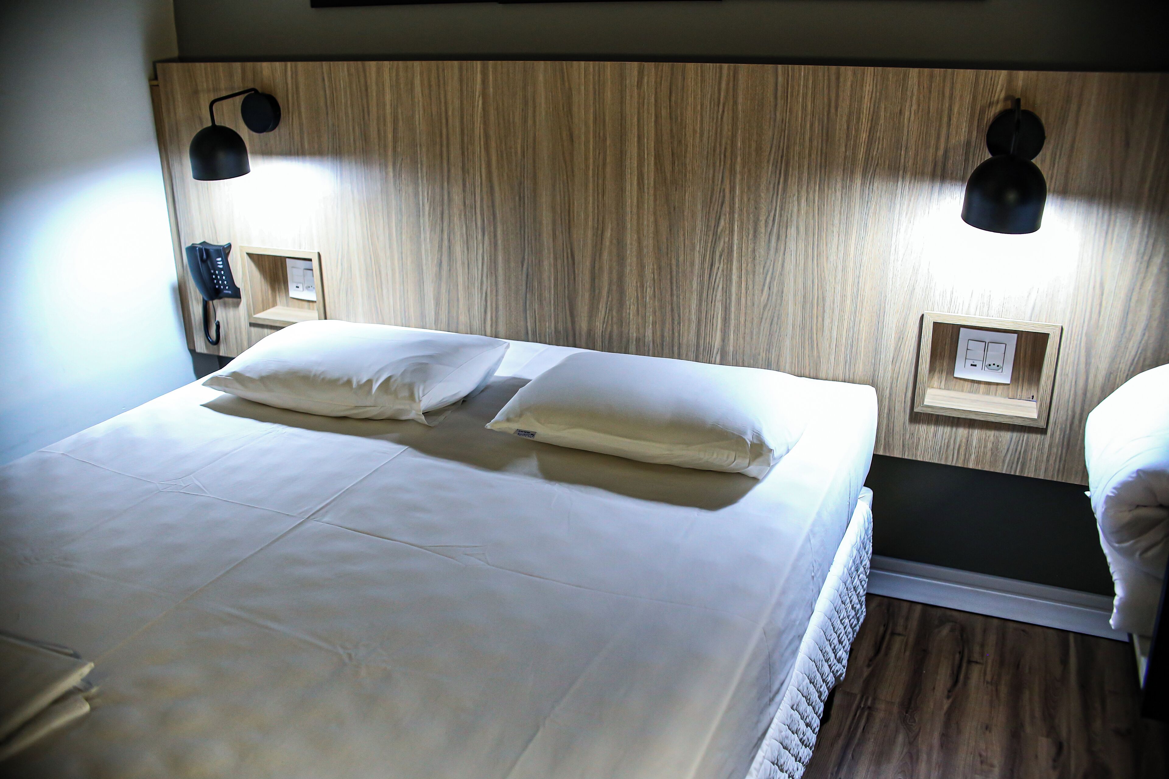 Standard Casal | Escrivaninha, espaço de trabalho para notebook, Wi-Fi de cortesia