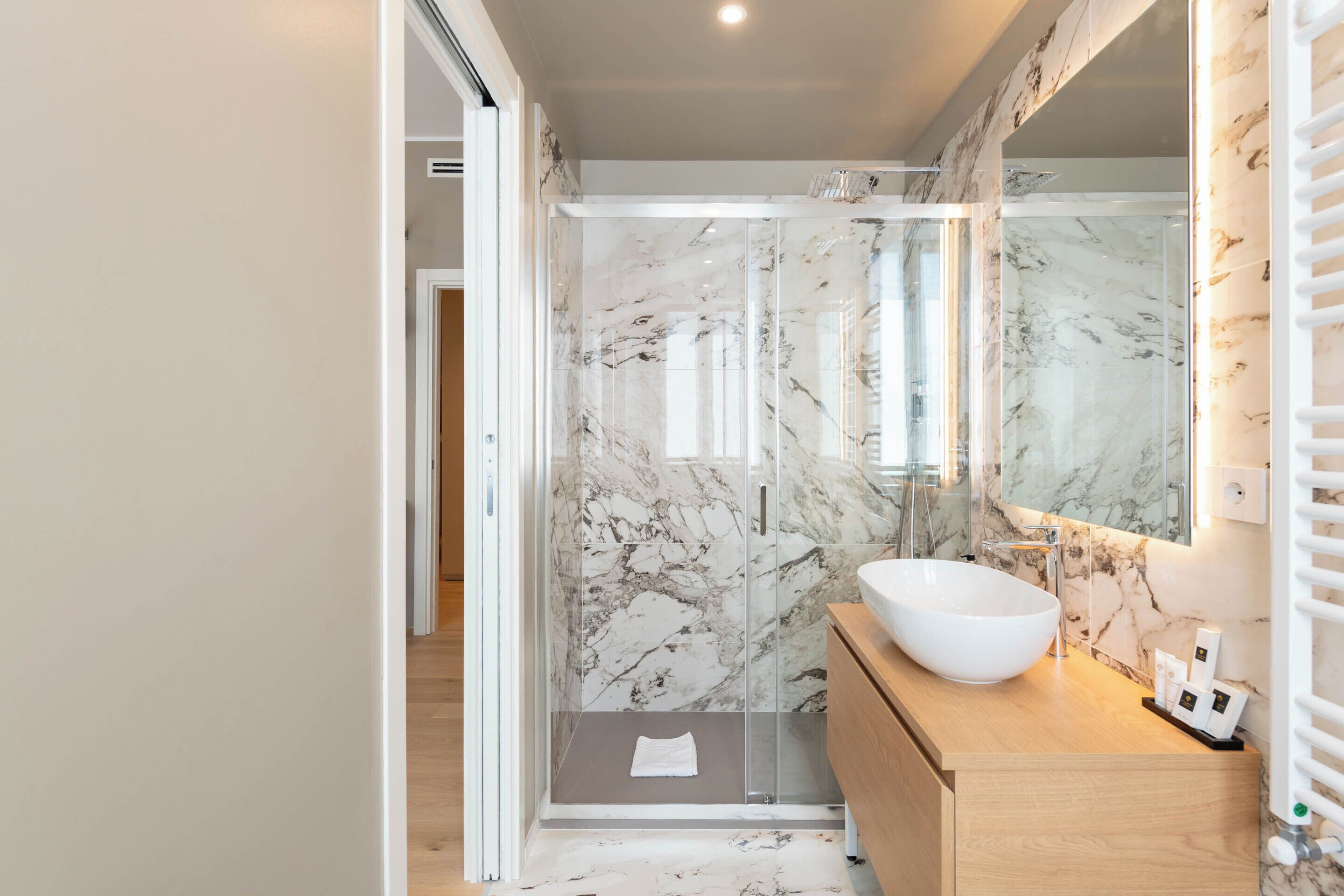 Exclusive Apartment, 3 Bedrooms, Balcony, Via Cornaggia 9 | Badkamer | Gratis toiletartikelen, een haardroger, pantoffels, handdoeken