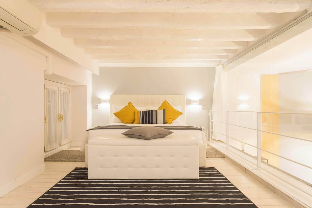 Apartamento conforto, 1 cama Queen e sofá-cama, varanda (Via dell'Unione 7) | 1 quarto, roupas de cama premium, edredons de pluma
