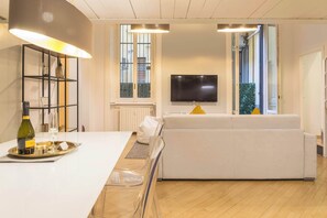 Comfort-huoneisto, 1 keskisuuri parisänky ja vuodesohva, patio (Via dell'Unione 7) | Oleskelualue