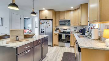 Fridge, microwave, stovetop, dishwasher