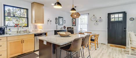 Réfrigérateur, micro-ondes, plaque de cuisson, lave-vaisselle
