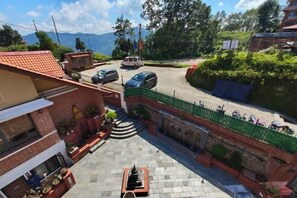 Property grounds - Hotel Himalayan Villa (Baluwapati Deupur)
