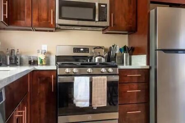 Kühlschrank, Mikrowelle, Herdplatte, Wasserkocher mit Kaffee-/Teezubehör